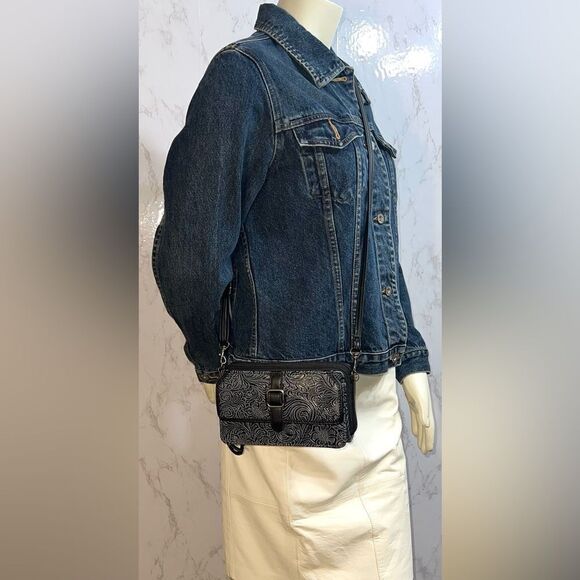 NWOT Authentic Bueno Leather Embossed 2 Way
BRAND NEW - Picture 2 of 9